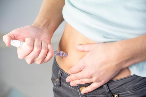 Ozempic-Diät: Eine Frau spritzt sich Insulin (Symbolfoto)