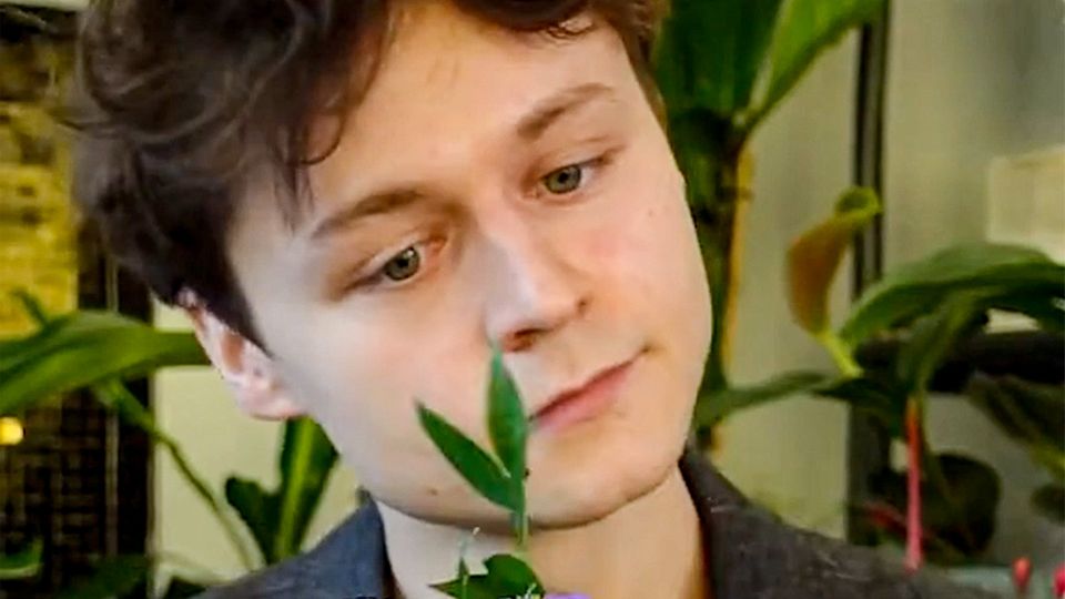 Augsburger Puppenkiste in echt: Schauspieler bewegt sich wie eine Marionette – die Videos gehen viral