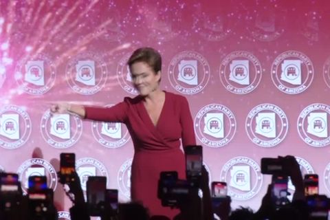 Video: Prognosen: Wahlleugnerin Lake verliert in Arizona