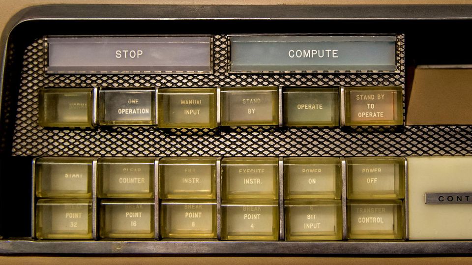 Spektakulärer Fund: Enkel findet alten Computer im Keller seines ...