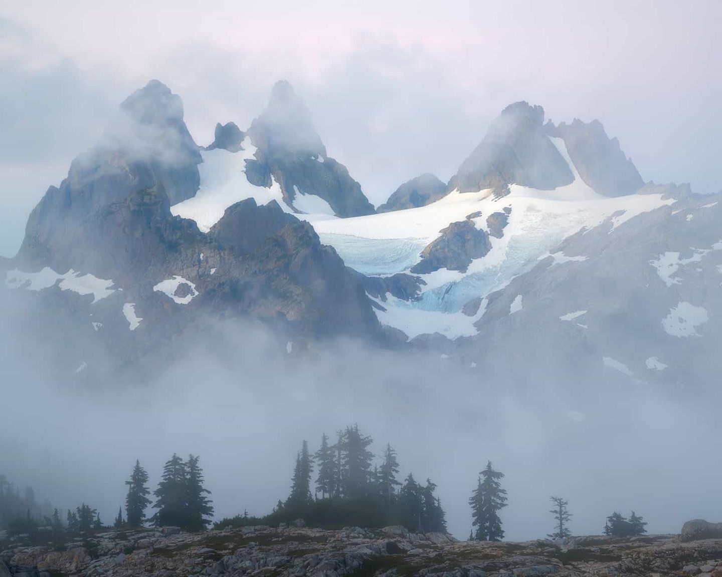 Kategorie: Landschaftlich großartig Dieses Foto zeigt Schneebedeckte Gipfel, die von Nebel umgeben sind