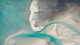 Das Foto einer Meeresbucht in Australien von oben erinnert an das Gesicht einer Frau mit geschlossenen Augen