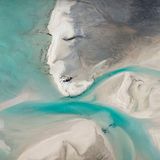 Das Foto einer Meeresbucht in Australien von oben erinnert an das Gesicht einer Frau mit geschlossenen Augen