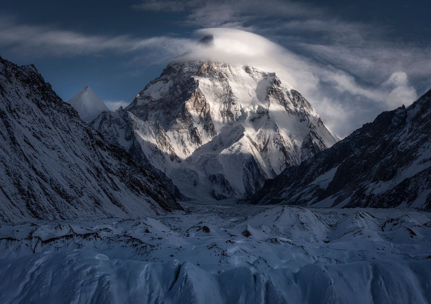 Kategorie: Berge Die Sonne leuchtet auf diesem Foto den Gipfel eines Berges aus, während der Rest im Schatten bleibt