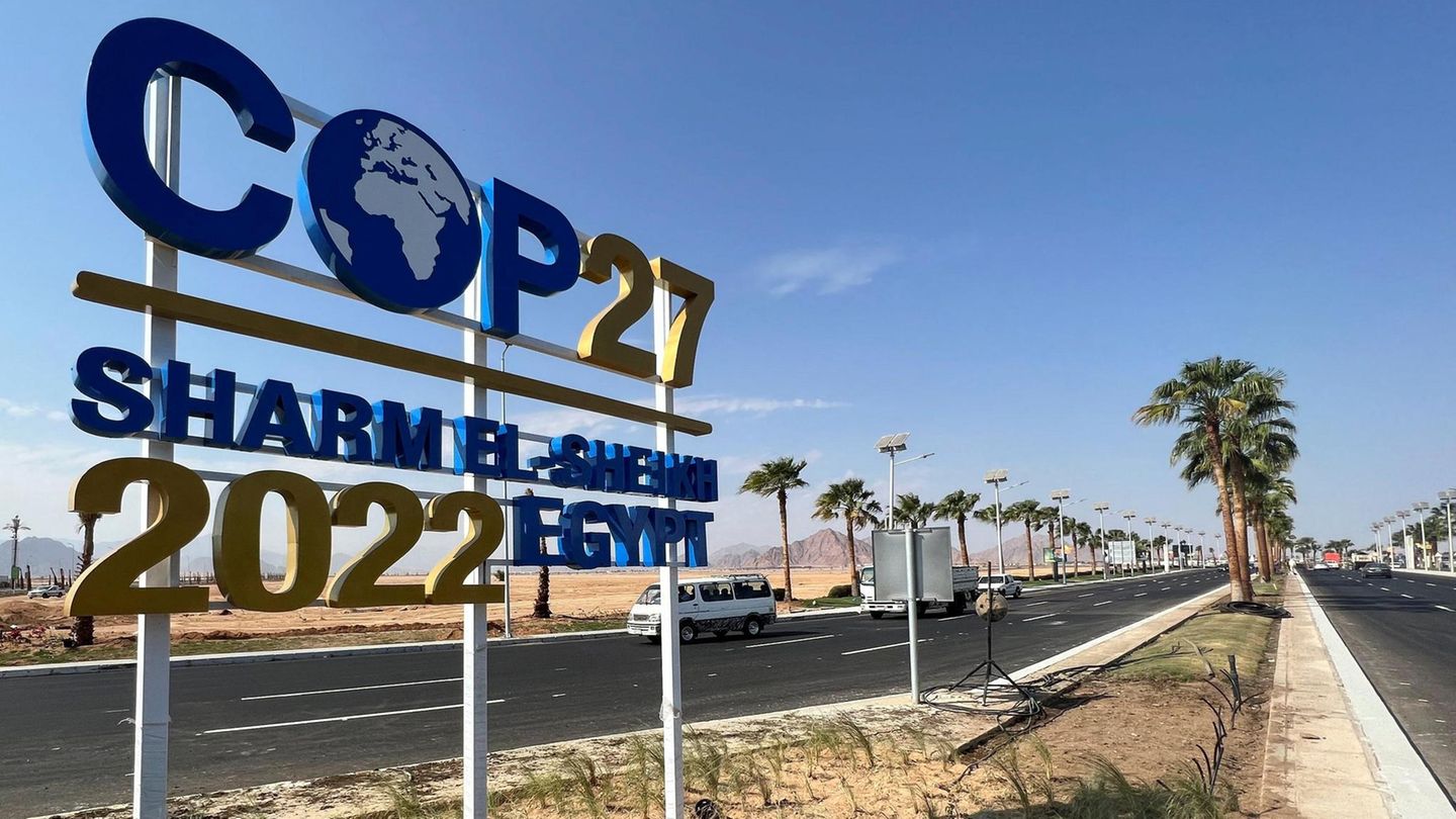 Schild weist den Weg zum Klimagipfel nach Scharm al-Scheich