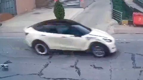 Tesla außer Kontrolle: Zwei Menschen sterben bei Unglücksfahrt – Polizei ermittelt