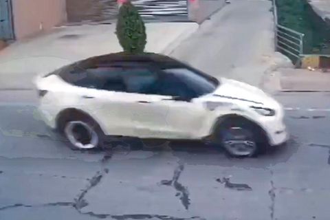 Tesla außer Kontrolle: Zwei Menschen sterben bei Unglücksfahrt – Polizei ermittelt