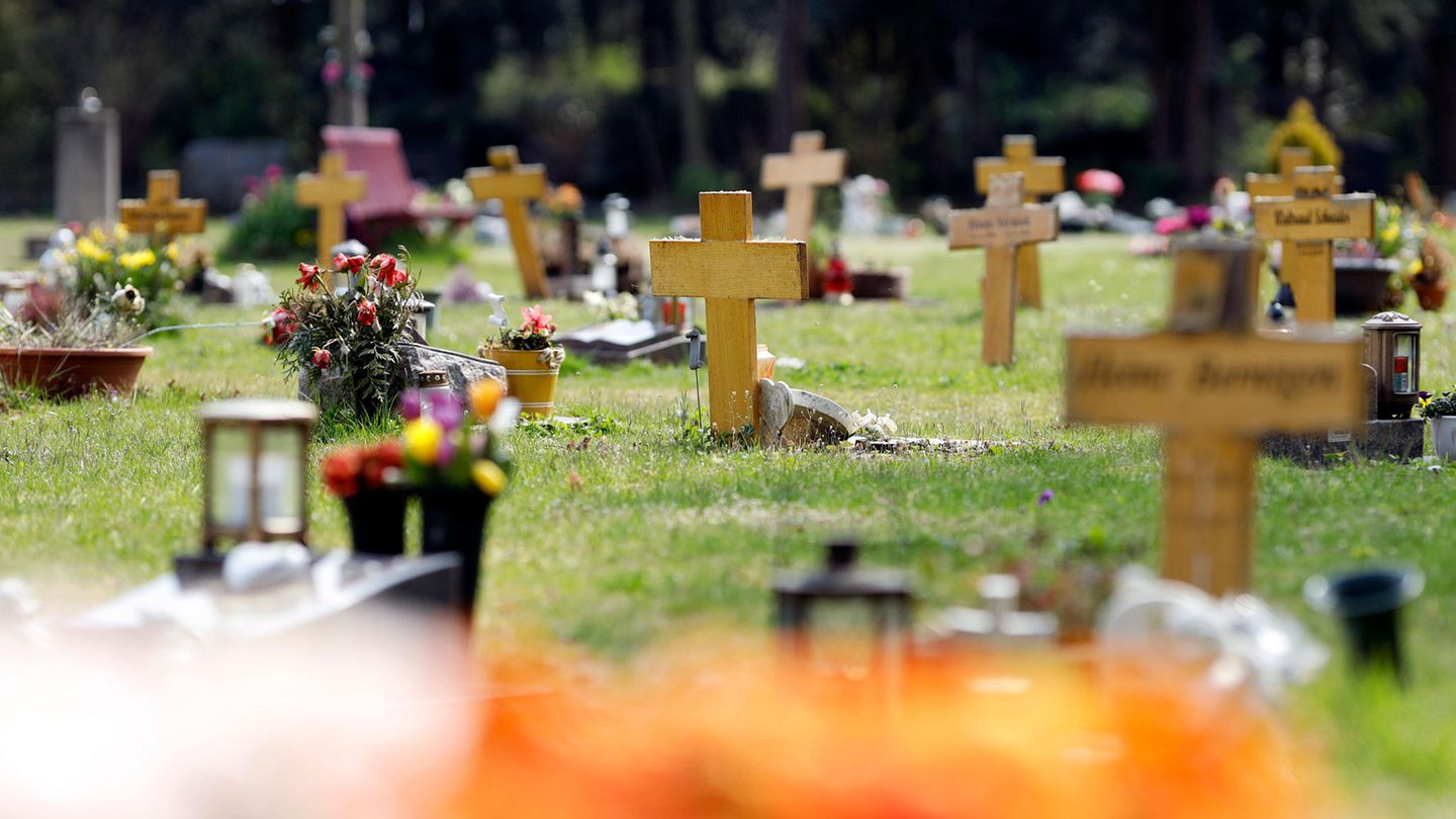 Blick auf einen Friedhof
