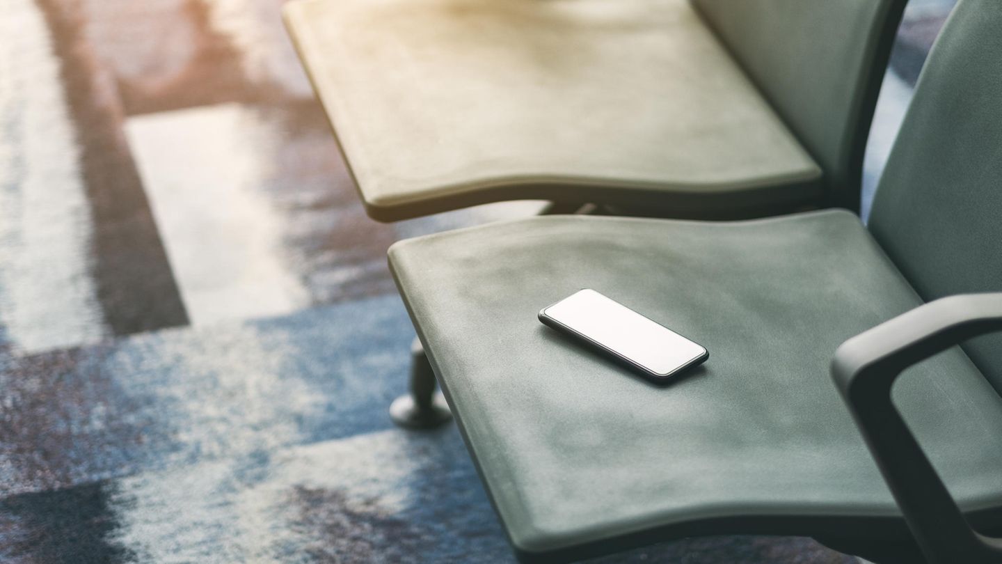 Smartphone liegt auf einer Sitzbank