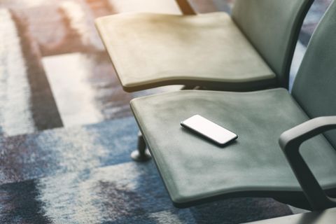 Smartphone liegt auf einer Sitzbank