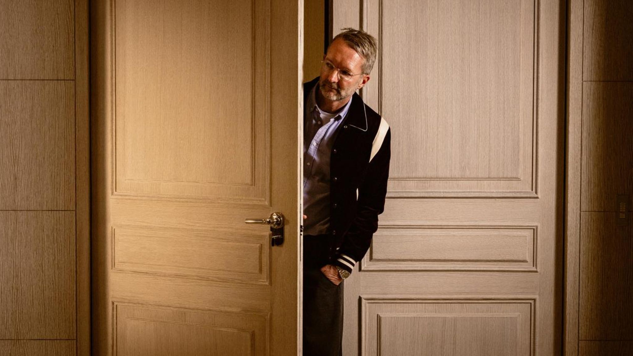 Marcus Luft betritt die Dior Luxussuite in Paris