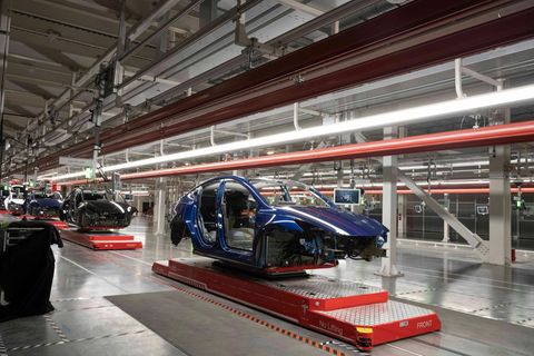 Eine Produktionshalle der Tesla Gigafactory in Texas
