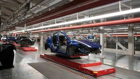 Eine Produktionshalle der Tesla Gigafactory in Texas
