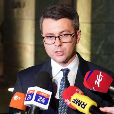 Polens Regierungssprecher Piotr Müller (r.) und Sicherheitsberater Jacek Siewiera treten für ein erstes Statement vor die Presse