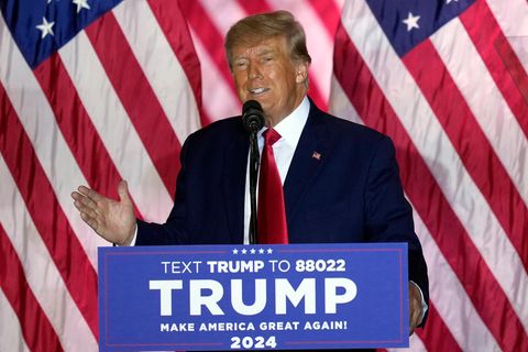 Donald Trump spricht in seinem Anwesen Mar-a-Lago. Der frühere US-Präsident will bei der Präsidentenwahl 2024 erneut für die Republikaner antreten.