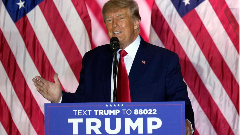 Donald Trump habla en su casa en Mar-a-Lago.  El expresidente estadounidense quiere volver a postularse para los republicanos en las elecciones presidenciales de 2024.