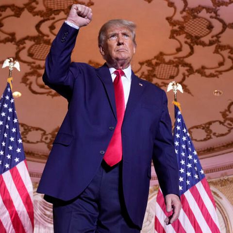 Donald Trump, ehemaliger US-Präsident, gestikuliert, nachdem er eine dritte Kandidatur für das Präsidentenamt angekündigt hat
