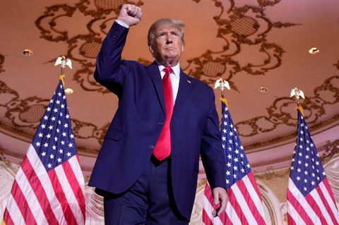 Donald Trump, ehemaliger US-Präsident, gestikuliert, nachdem er eine dritte Kandidatur für das Präsidentenamt angekündigt hat