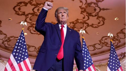 Donald Trump, ehemaliger US-Präsident, gestikuliert, nachdem er eine dritte Kandidatur für das Präsidentenamt angekündigt hat