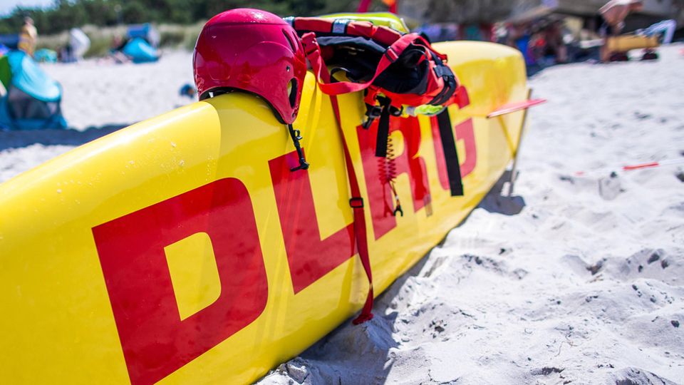 Ein Rettungsboard der DLRG Wasserrettung an einem Strand