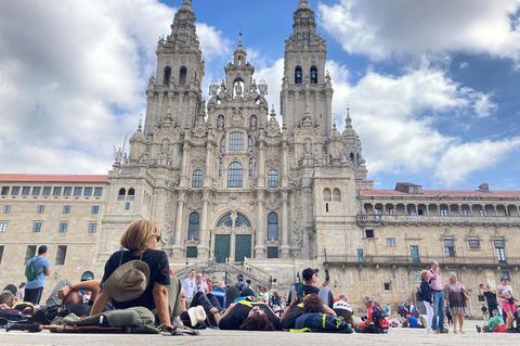 Pilger auf dem Obradoiro-Platz vor der Kathedrale von Santiago de Compostela