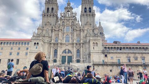 Pilger auf dem Obradoiro-Platz vor der Kathedrale von Santiago de Compostela
