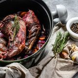 Welches Wildfleisch gibt es eigentlich im Angebot? In Deutschland können Sie meist zwischen folgenden fünf Wildsorten wählen: Reh, Hirsch, Wildschwein, Fasan oder wie hier im Topf: Hase.  Bei Stiftung Warentest erfahren Sie gegen Gebühr alles rund um den Wild-Einkauf. 