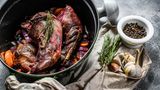 Welches Wildfleisch gibt es eigentlich im Angebot? In Deutschland können Sie meist zwischen folgenden fünf Wildsorten wählen: Reh, Hirsch, Wildschwein, Fasan oder wie hier im Topf: Hase.  Bei Stiftung Warentest erfahren Sie gegen Gebühr alles rund um den Wild-Einkauf. 