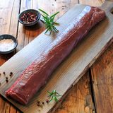 Wie erkennt man gute Qualität? Das Fleisch muss eher eine dunkle Farbe aufweisen. Es sollte aber nicht bräunlich oder schwärzlich schimmern. Das wäre ein Anzeichen für angetrocknetes Fleisch. Frisches Wild riecht aromatisch nach Wild – leicht nussig, schreibt Stiftung Warentest. Auf keinen Fall darf es süßlich riechen, das deutet darauf hin, dass das Eiweiß beginnt, sich zu zersetzen. Lässt sich das Fleisch dann noch eindrücken, ist es meist schon älter. 