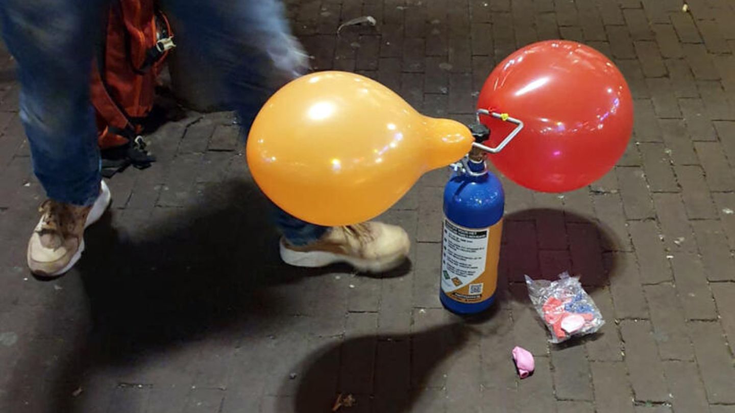 Ein Straßenhändler verkauft mit Lachgas gefüllte Luftballons