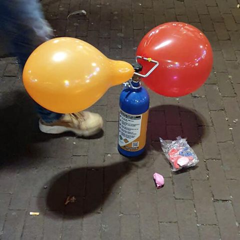 Ein Straßenhändler verkauft mit Lachgas gefüllte Luftballons