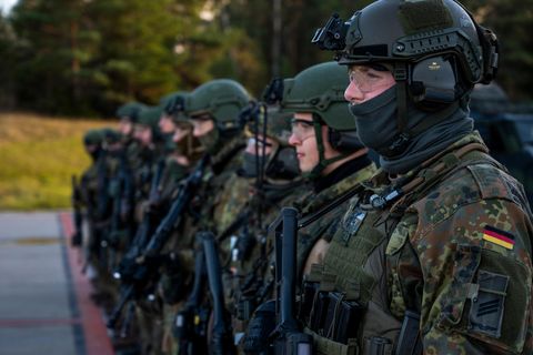 Soldaten der Bundeswehr stehen in Uniform in einer Reihe nebeneinander