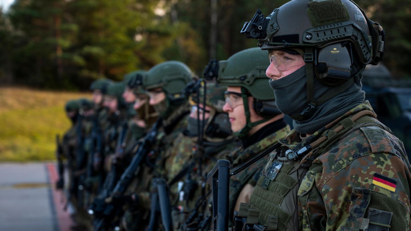 Soldaten der Bundeswehr stehen in Uniform in einer Reihe nebeneinander