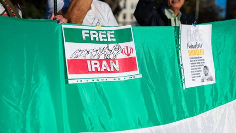 Protest gegen das Regime im Iran mit einer Flagge