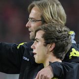 Sein großer Förderer: BVB-Trainer Jürgen Klopp gibt dem 17-Jährigen im Jahr 2009 an der Seitenlinie letzte Anweisungen, bevor er ihn in der 88. Minute gegen den 1. FSV Mainz 05 einwechselt. Götze gilt schon damals große Zukunftshoffnung.