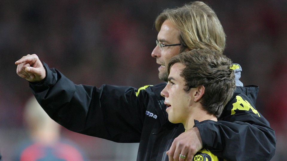 Deutsche Nationalmannschaft: Sein großer Förderer: BVB-Trainer Jürgen Klopp gibt dem 17-Jährigen im Jahr 2009 an der Seitenlinie letzte Anweisungen, bevor er ihn in der 88. Minute gegen den 1. FSV Mainz 05 einwechselt. Götze gilt schon damals große Zukunftshoffnung. Sein großer Förderer: BVB-Trainer Jürgen Klopp gibt dem 17-Jährigen im Jahr 2009 an der Seitenlinie letzte Anweisungen, bevor er ihn in der 88. Minute gegen den 1. FSV Mainz 05 einwechselt. Götze gilt schon damals große Zukunftshoffnung.