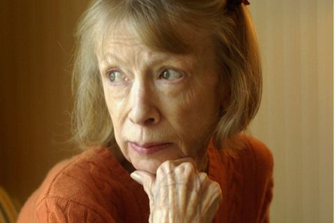Joan Didion stützt ihre Kinn auf ihrer Hand ab