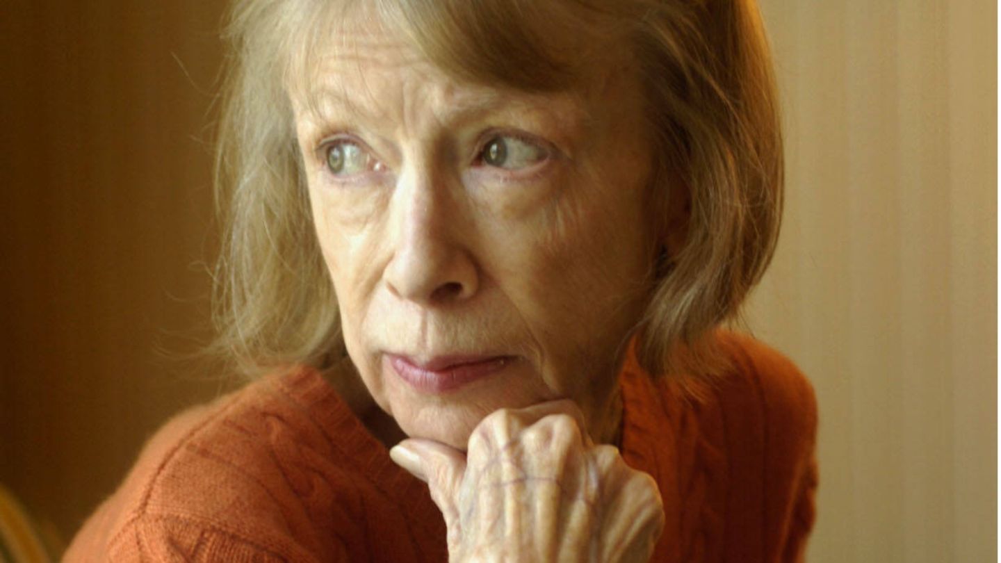 Joan Didion stützt ihre Kinn auf ihrer Hand ab