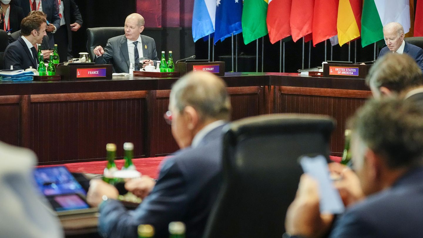 Frankreichs Präsident Emmanuel Macron (links), Bundeskanzler Olaf Scholz und Joe Biden, US-Präsident, nehmen gegenüber von Sergej Lawrow, Außenminister von Russland, am G20-Gipfel teil