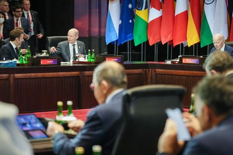 Frankreichs Präsident Emmanuel Macron (links), Bundeskanzler Olaf Scholz und Joe Biden, US-Präsident, nehmen gegenüber von Sergej Lawrow, Außenminister von Russland, am G20-Gipfel teil
