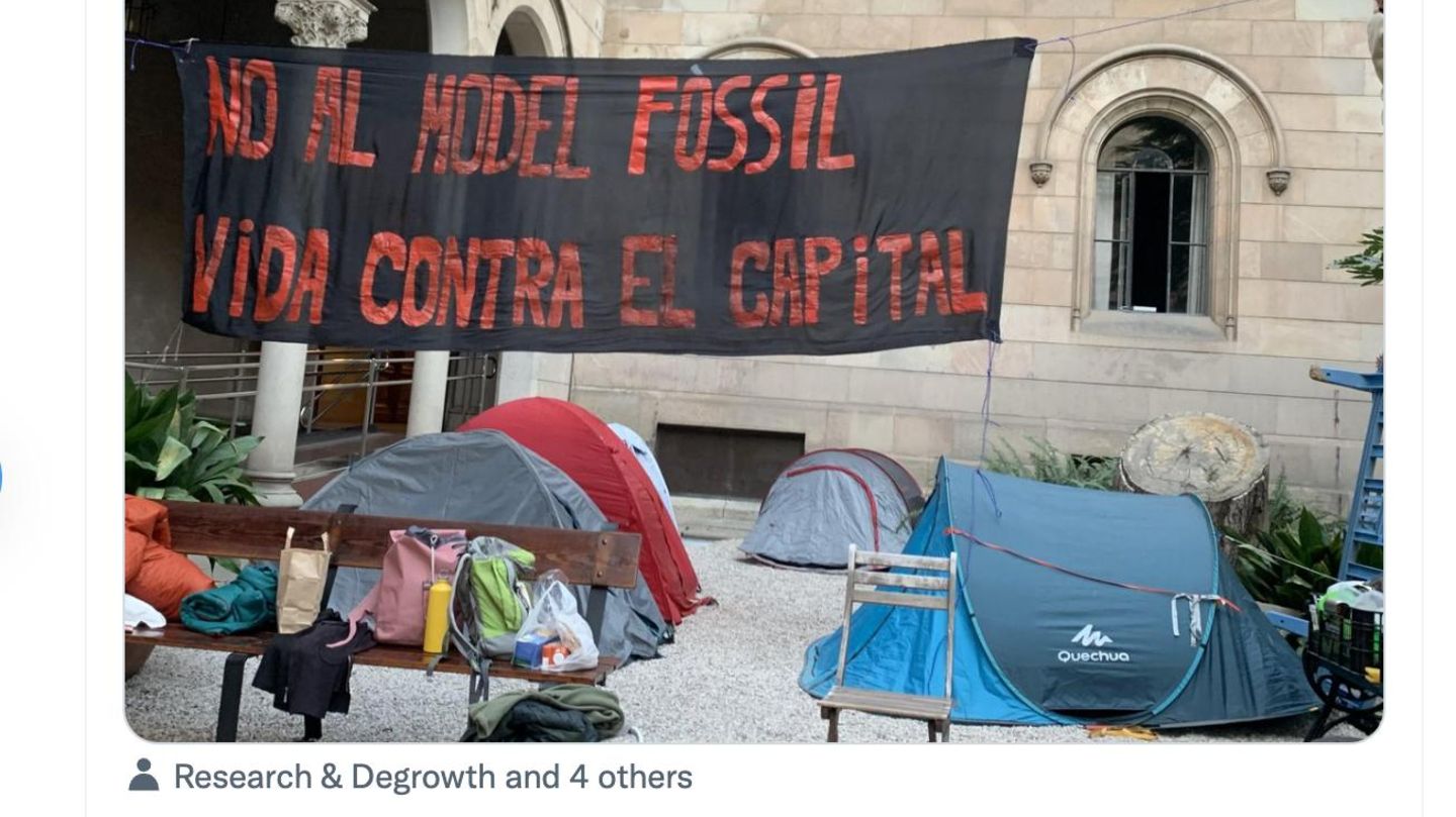 Auf einem Screenshot-Foto von Twitter sind Zelte auf dem Gelände der Uni Barcelona zu sehen, darüber ein Banner