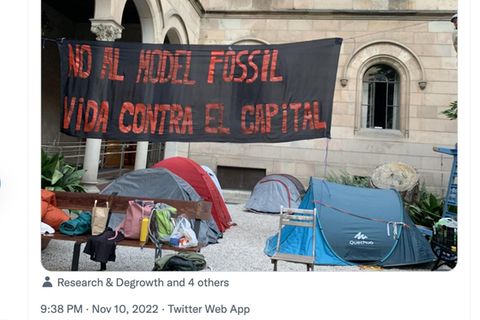 Auf einem Screenshot-Foto von Twitter sind Zelte auf dem Gelände der Uni Barcelona zu sehen, darüber ein Banner