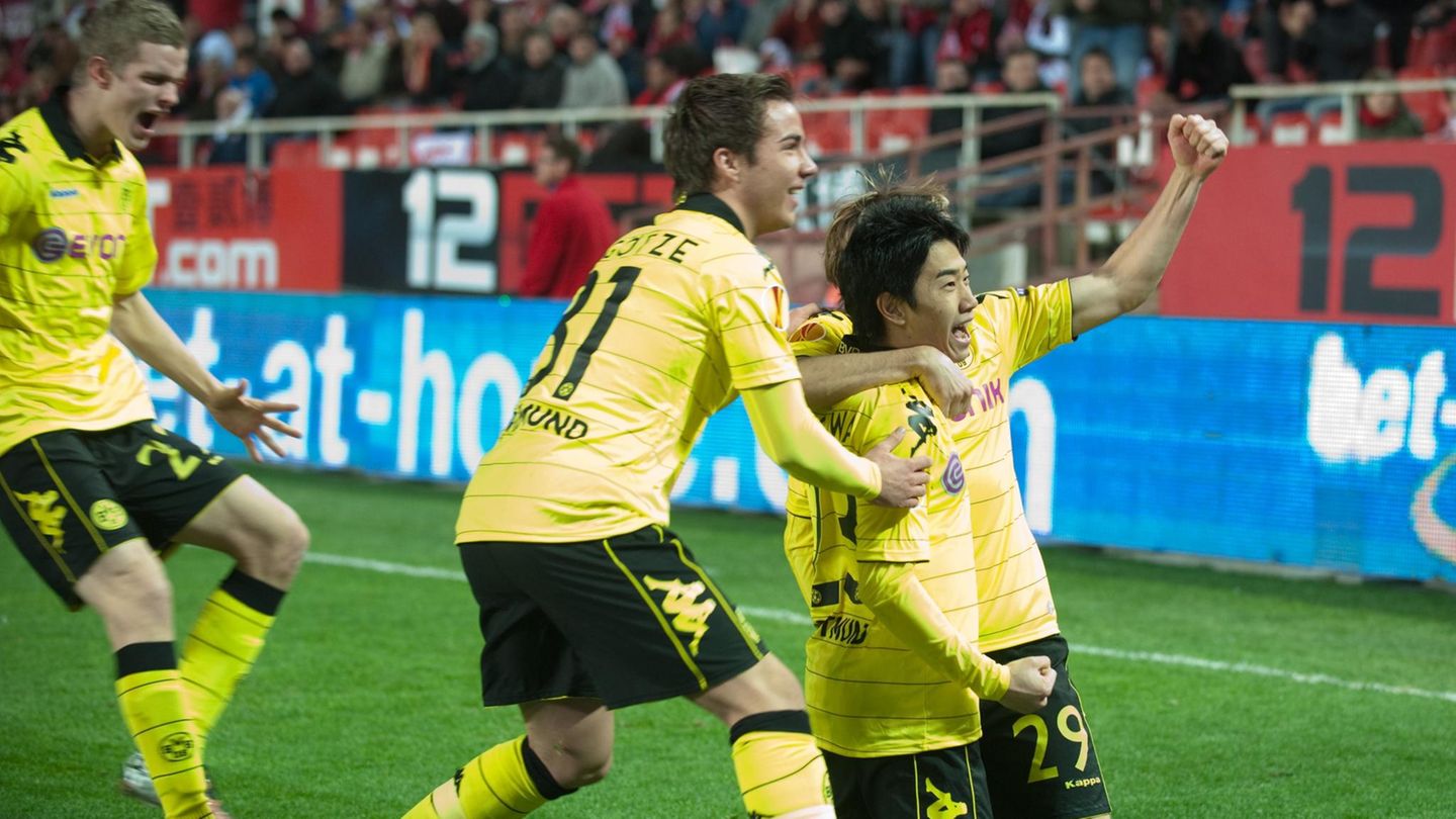 ... erspielt sich Mario Götze schnell einen Stammplatz in der jungen Dortmunder Truppe unter Klopp. Hier jubelt er mit Shinji Kagawa und Marcel Schmelzer während eines Europa-League-Spiels im Dezember 2010, Sven Bender kommt auch noch hinzu.