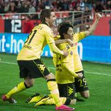 ... erspielt sich Mario Götze schnell einen Stammplatz in der jungen Dortmunder Truppe unter Klopp. Hier jubelt er mit Shinji Kagawa und Marcel Schmelzer während eines Europa-League-Spiels im Dezember 2010, Sven Bender kommt auch noch hinzu.