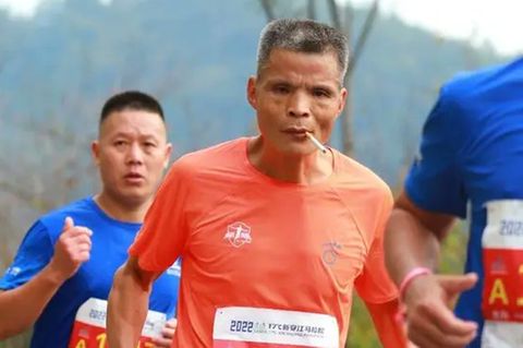 Onkel Chen raucht während er einen Marathon läuft