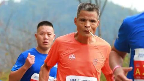 Onkel Chen raucht während er einen Marathon läuft