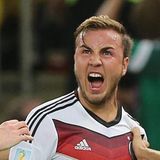 Der große Moment im WM-Finale 2014: Schürrle (l.) serviert den Ball halbhoch von außen, Götze nimmt ihn im Laufen mit der Brust mit und verwandelt volley zum 1:0 gegen Argentinien. Das Tor war ein Geniestreich, nicht viele Fußballer wären in der Lage gewesen, so einen Flankenball perfekt zu verarbeiten. Benedikt Höwedes (2.v.l.) und Thomas Müller jubeln im wichtigsten Moment ihres Fußballerlebens mit.