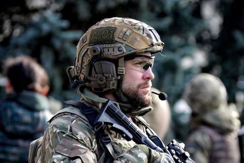 Russland-Ukraine-Krieg: Ein ukrainischer Soldat steht in der Stadt Cherson
