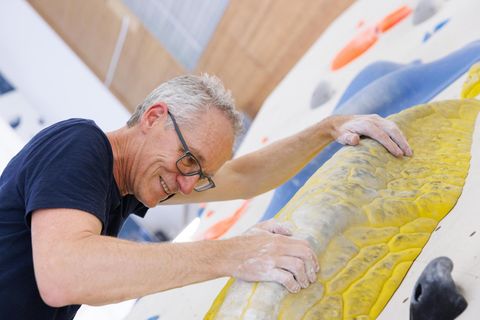 Autor Helmut Broeg beim Bouldern