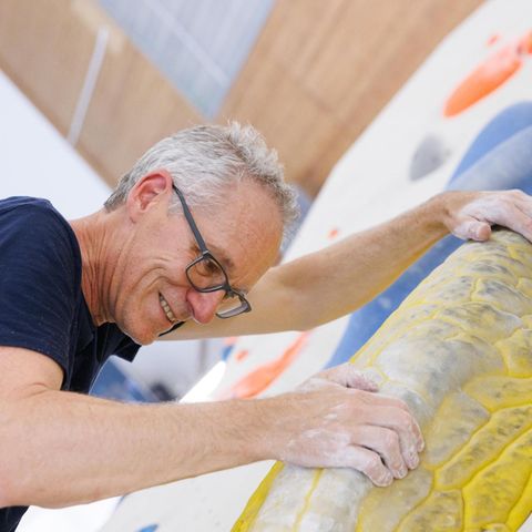 Autor Helmut Broeg beim Bouldern